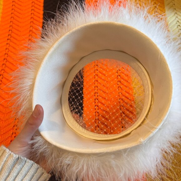 1960s White feather pillbox fascinator hat with lace top - from Ayres! - Picture 13 of 14